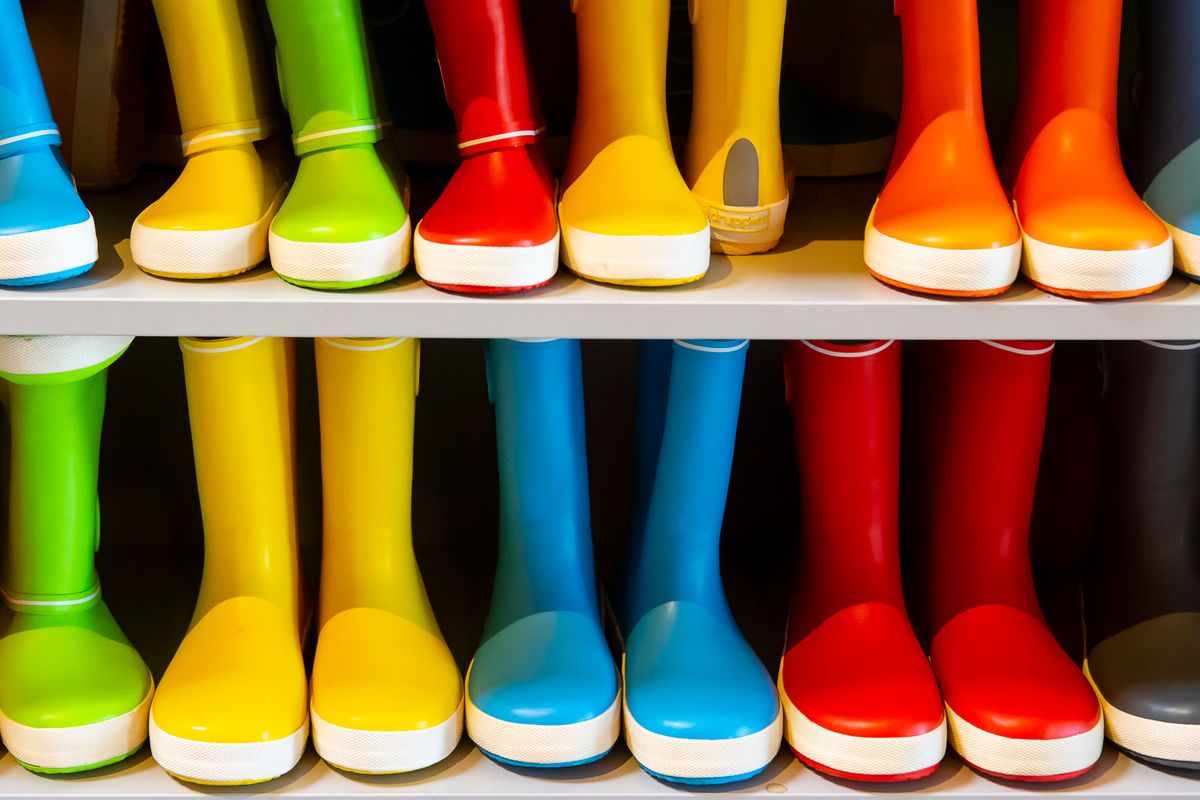 Calçados coloridos prontos para higienização